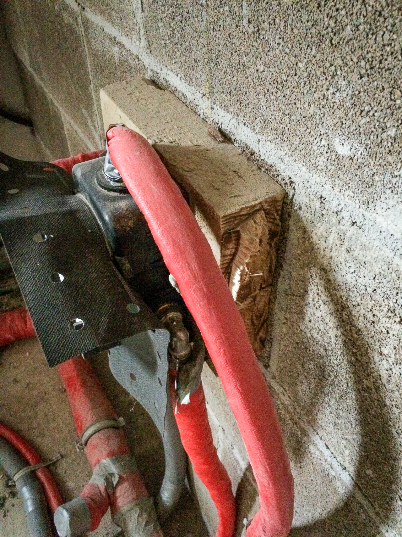 Unterputzinstallation mit Holzblock zur Entkopplung von Schwingungen